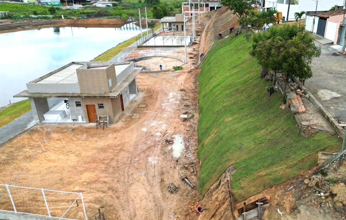 Prefeitura inicia plantio de grama no talude do Balneário e obra segue em ritmo acelerado